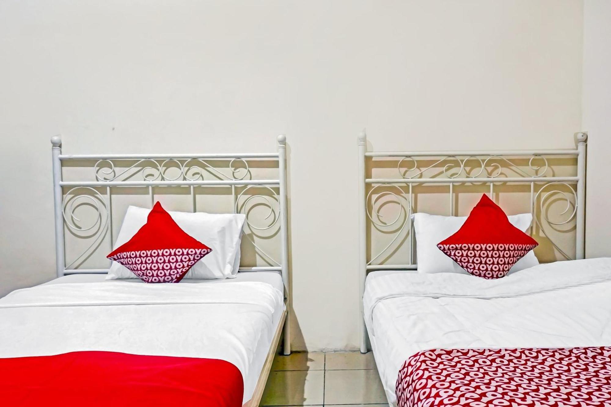 Oyo 90689 Lily House Hotel Tangerang Exterior photo