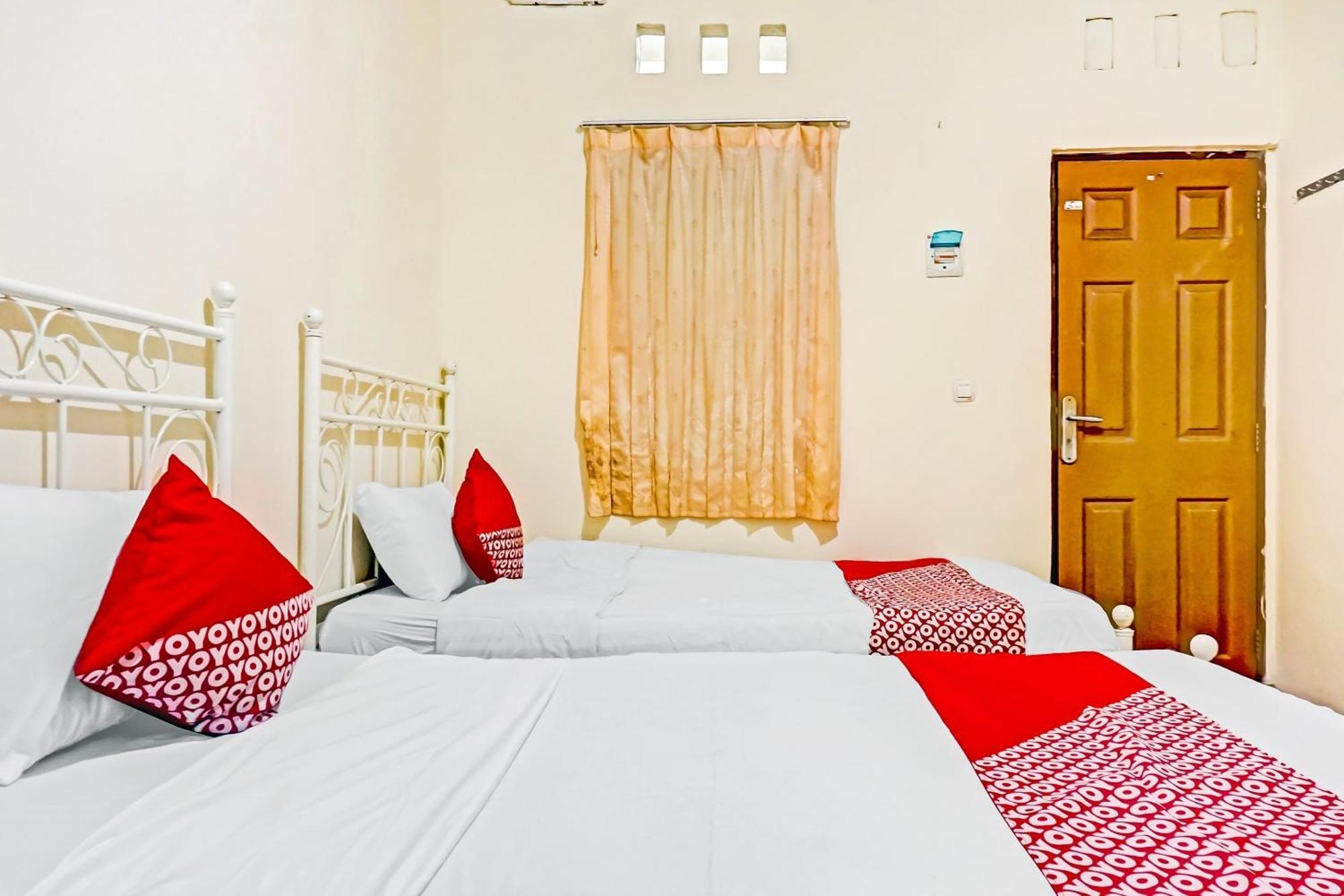 Oyo 90689 Lily House Hotel Tangerang Exterior photo