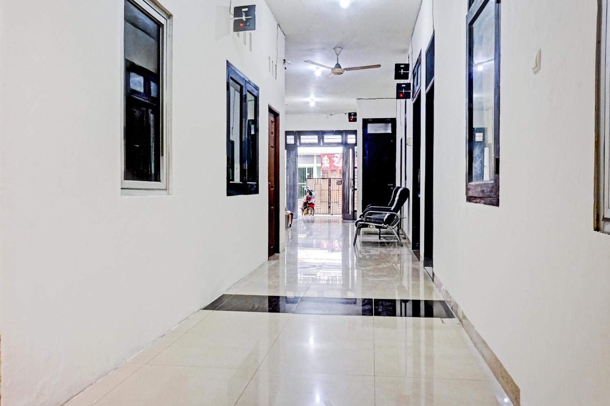 Oyo 90689 Lily House Hotel Tangerang Exterior photo