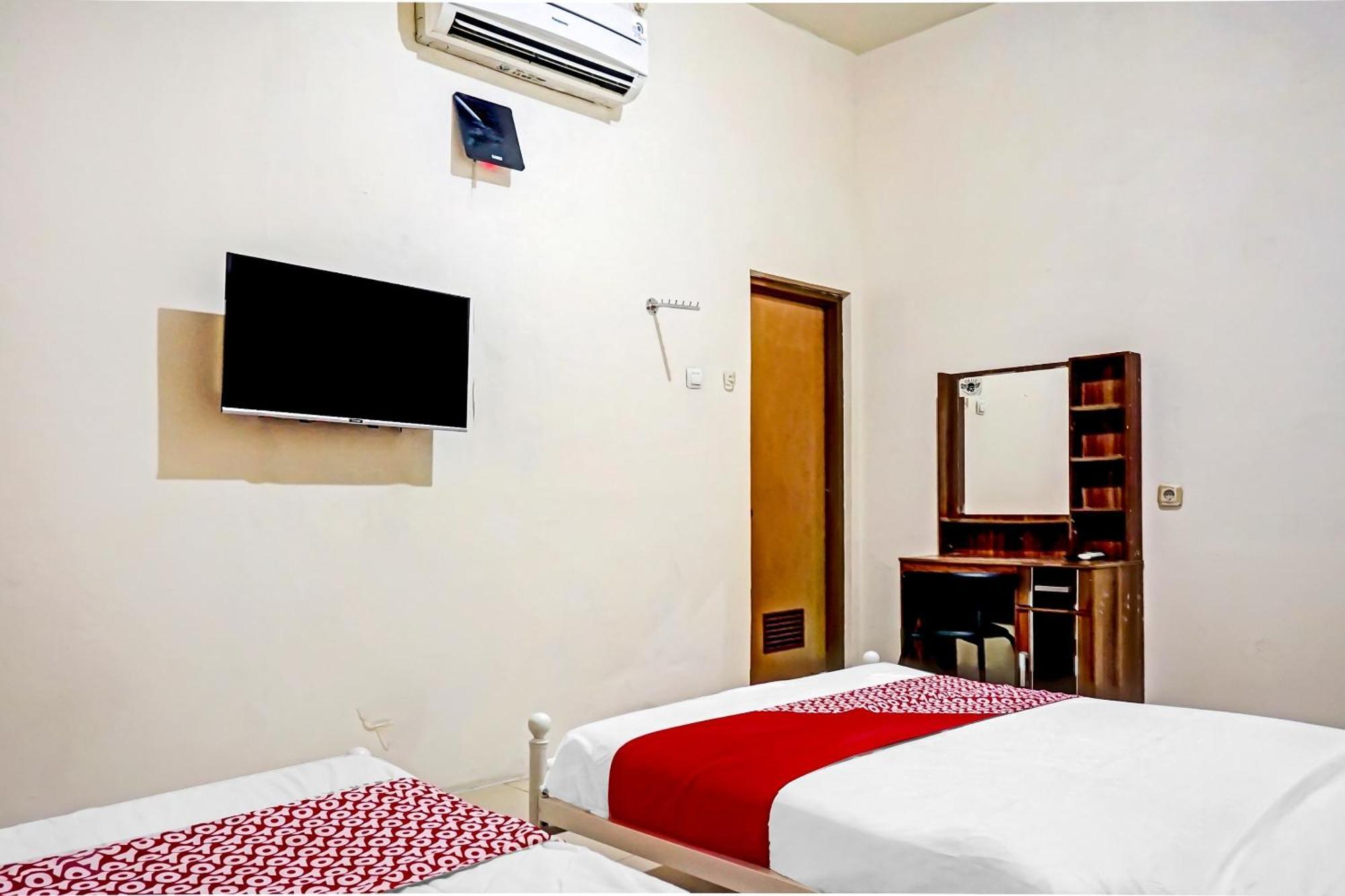 Oyo 90689 Lily House Hotel Tangerang Exterior photo