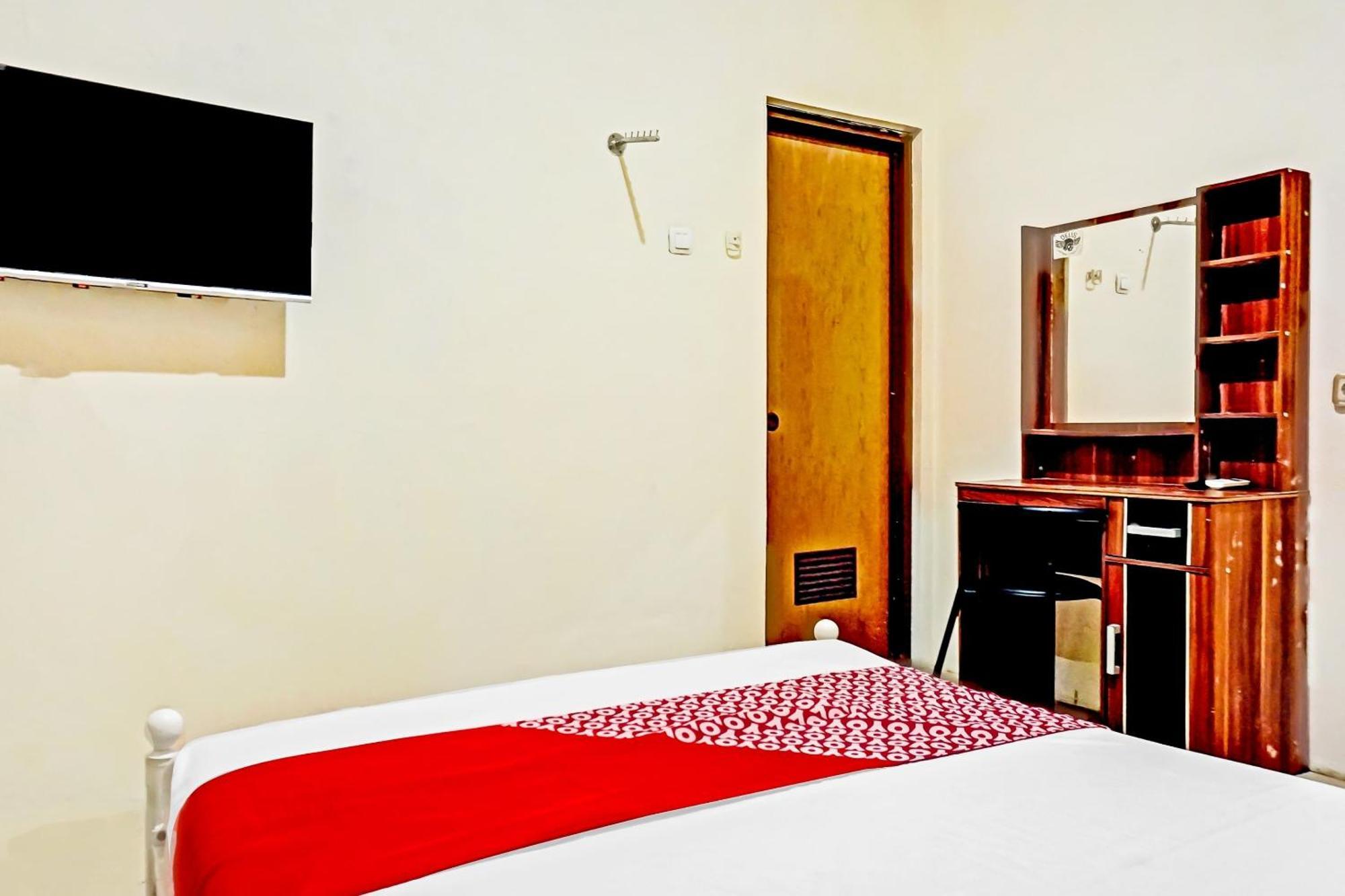 Oyo 90689 Lily House Hotel Tangerang Exterior photo