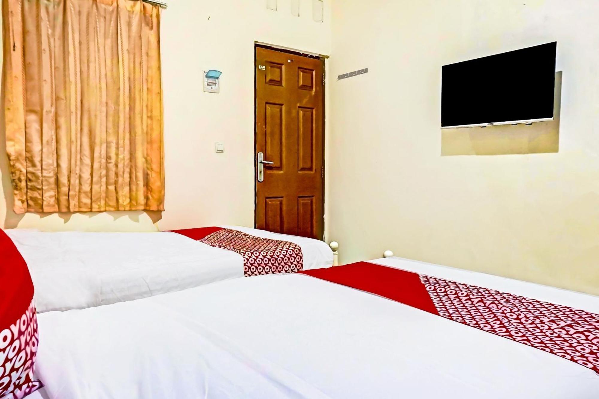 Oyo 90689 Lily House Hotel Tangerang Exterior photo