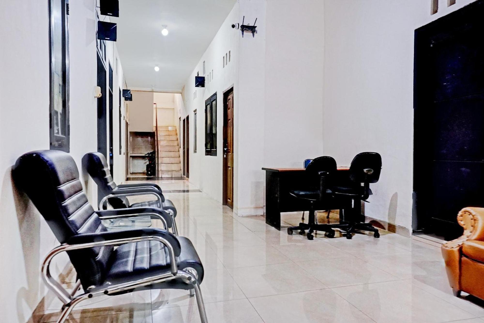 Oyo 90689 Lily House Hotel Tangerang Exterior photo