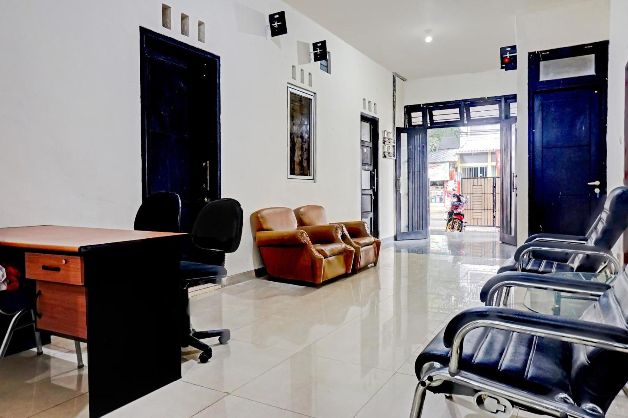 Oyo 90689 Lily House Hotel Tangerang Exterior photo