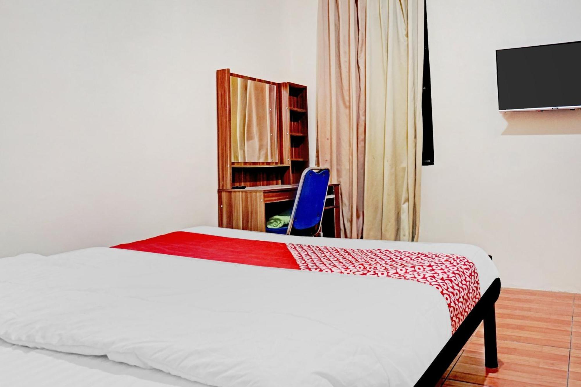 Oyo 90689 Lily House Hotel Tangerang Exterior photo