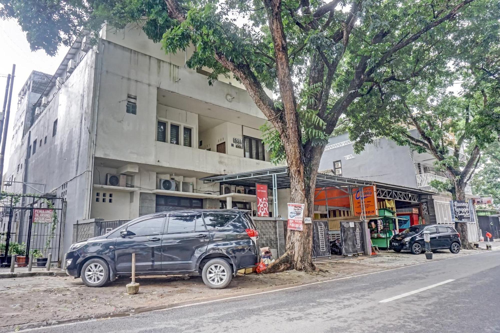 Oyo 90689 Lily House Hotel Tangerang Exterior photo